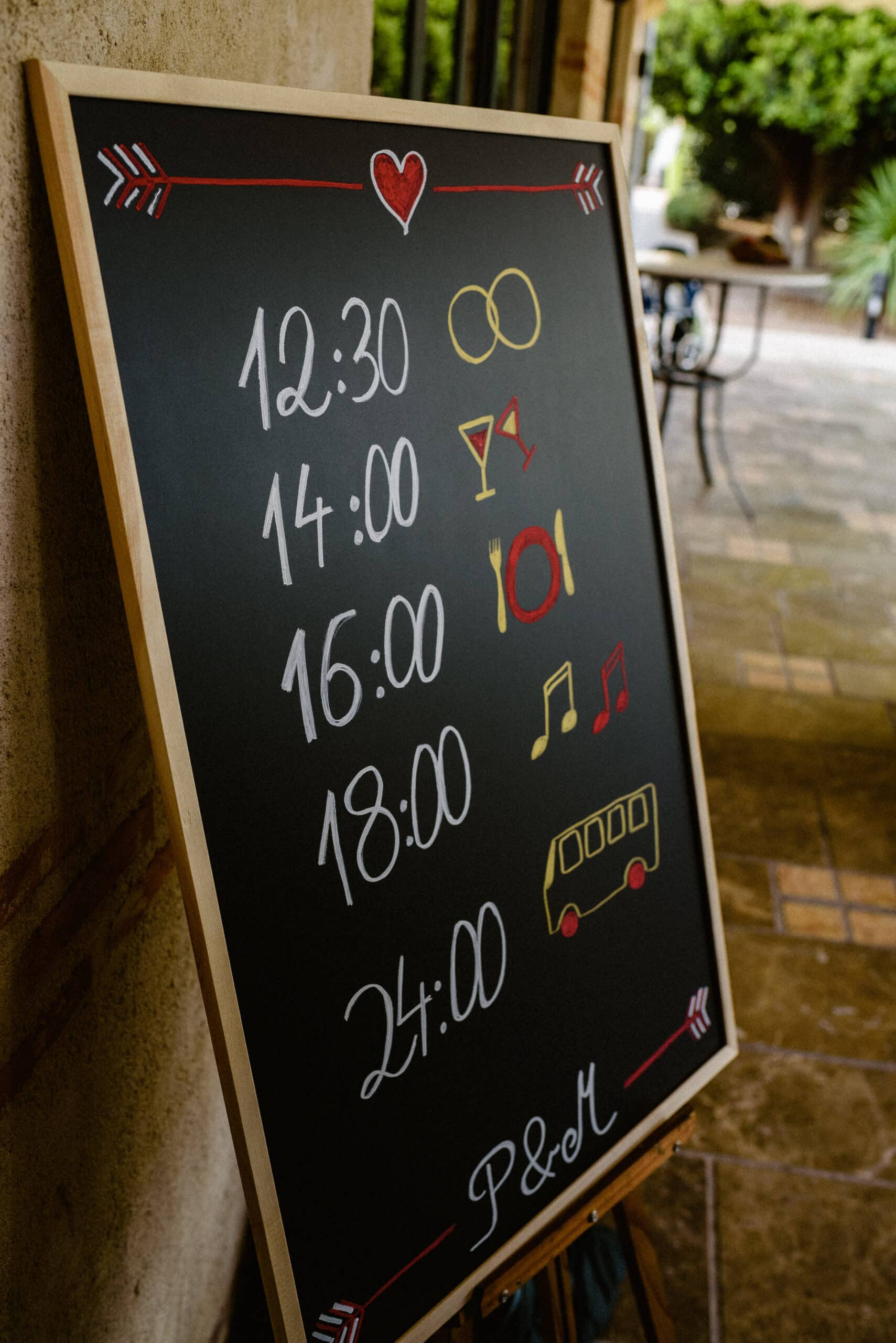 Blackboard well decorated at a wedding.